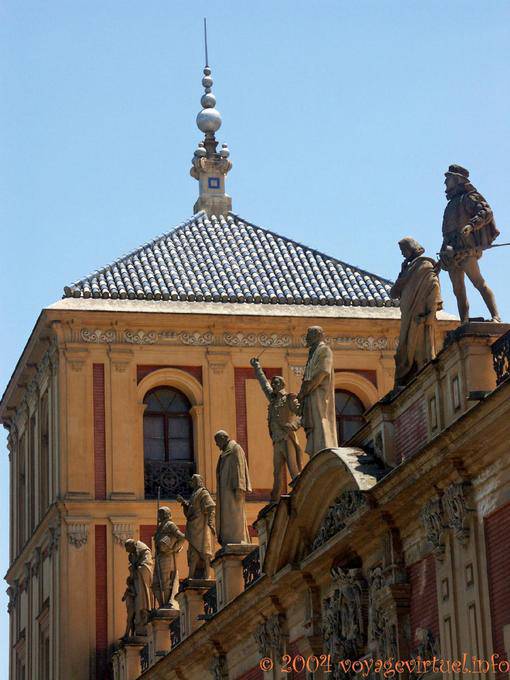 Las estatuas de hombres famosos, Palacio de San Telmo, en la calle Palos de la Frontera, Sevilla - España