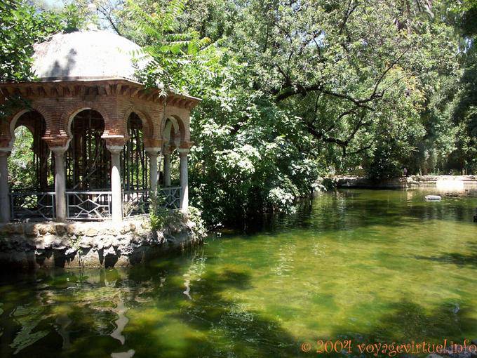 Centro acuático en el Parque de María Luisa, el pulmón de la ciudad, Sevilla - España