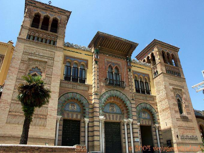 Arte musulmán de la fachada del Museo de Las Artes y Costumbres Populares, Sevilla - España