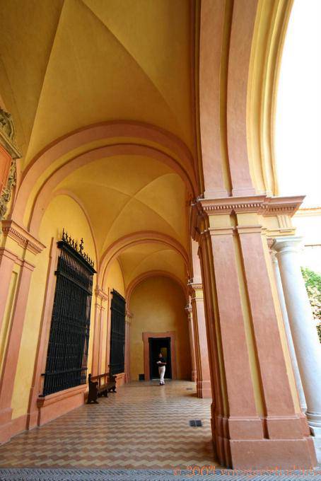 Bajo los arcos del Palacio Gótico, Alcázar de Sevilla - España