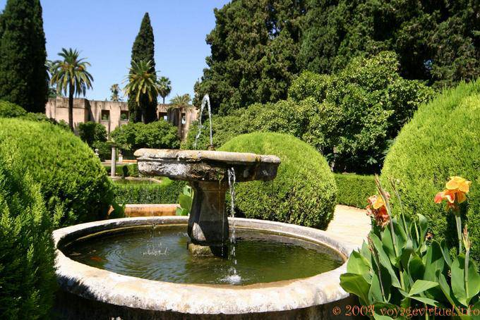Topiary y fuente en el jardín, Sevilla Alcázar - España