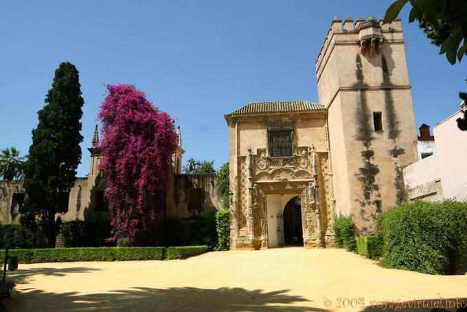 Puerta del Palacio de los Duques de Arcos, vista desde los Jardines de Olurillo, Alcázar, Sevilla - España