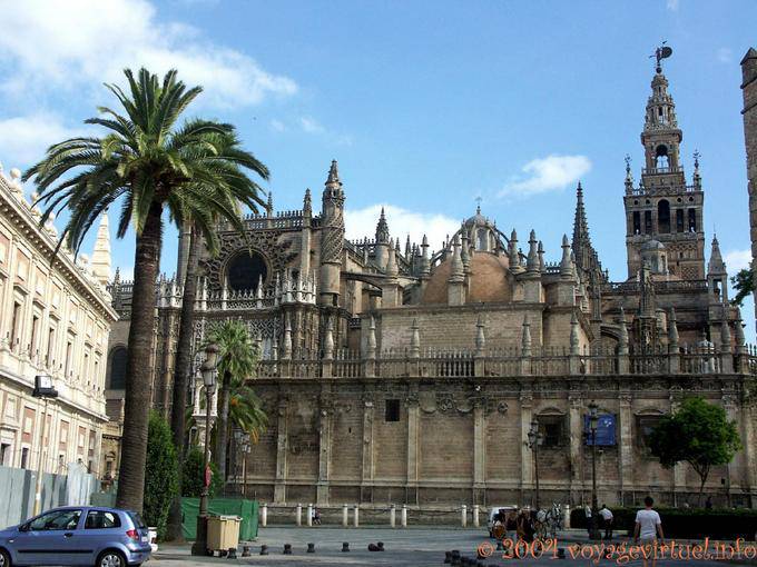 Pináculos de la Catedral de Sevilla Vista de la entrada al Alcázar - España