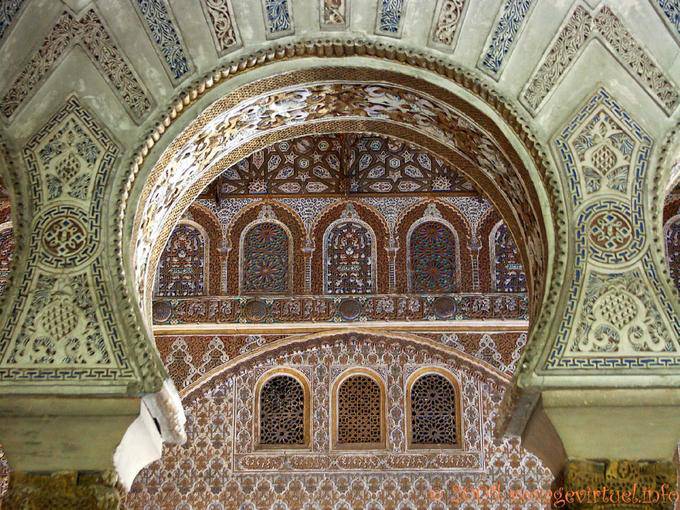 Hermosa ornamentación del arco de los pavos reales (Arco de los Pavones), Sevilla Alcázar - España