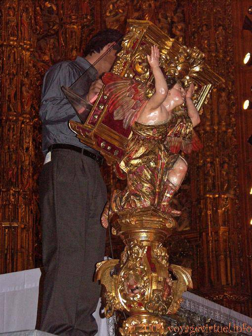 Ángel se presentó ante el Retablo Mayor de la Catedral de Sevilla - España