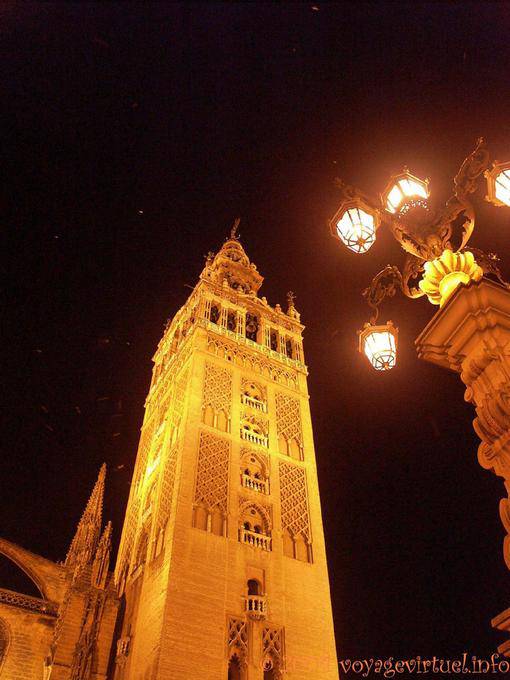 Iluminación nocturna de la Giralda y de la lámpara, la catedral de Sevilla - España
