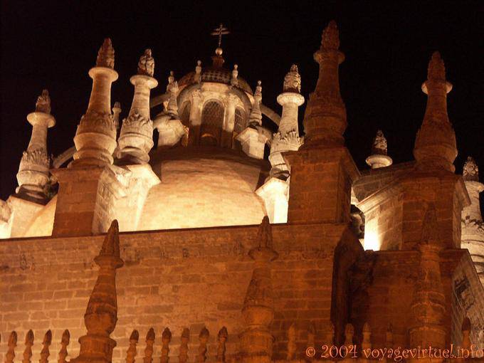 Techo de la Sacristía Mayor, con iluminación nocturna, Catedral de Sevilla - España