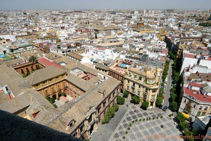 Vista de la Plaza del Triunfo y el Palacio Arzobispal de la parte superior de la Catedral Giralda, Sevilla - España