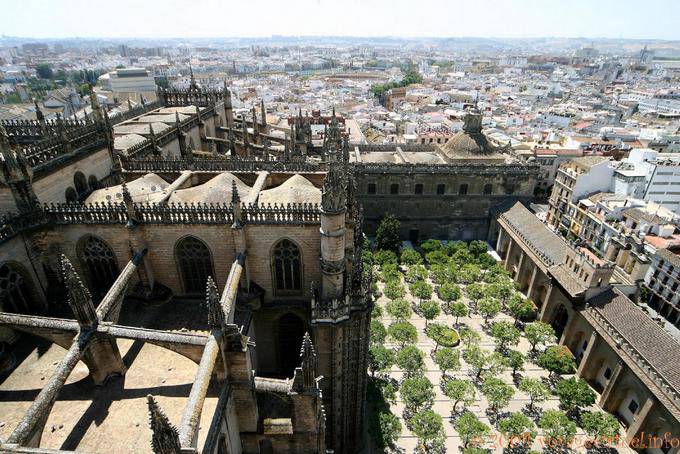 Vista del Patio de los Naranjos y la Puerta del Perdón de la parte superior de la Giralda, Catedral de Sevilla - España