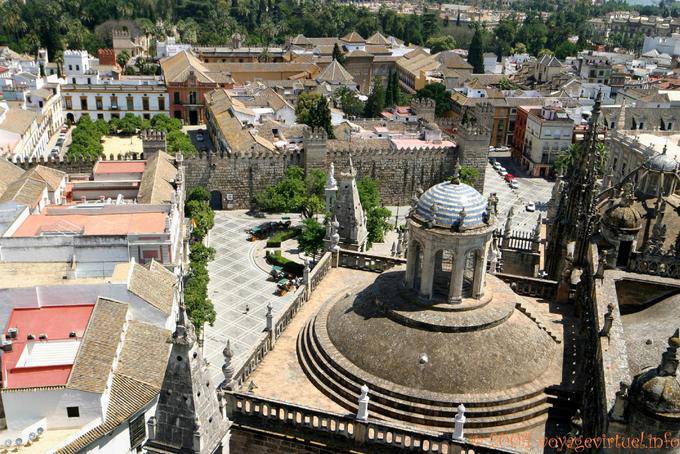 Mira la plaza del Patio Bandera izquierda, Plaza del Triunfo y paredes de la Giralda, Catedral de Sevilla - España