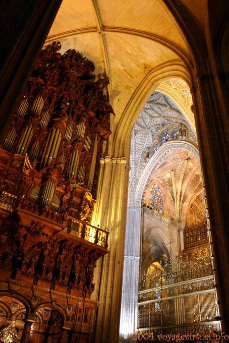Vista de los tubos de órgano, la Catedral de Sevilla - España