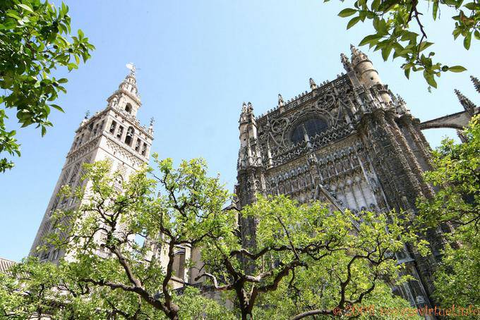 Inicio de la Giralda y la fachada gótica, Catedral de Sevilla - España