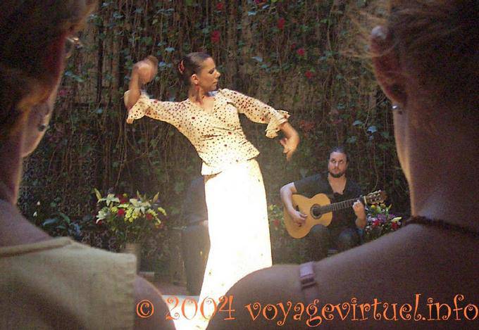 Bailaora de flamenco entre dos cabezas, Sevilla - España, Andalucia