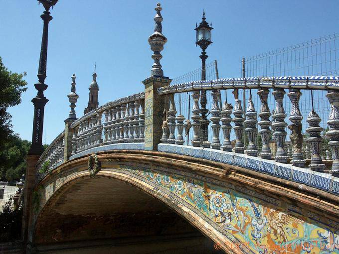 Puente decorado de cerámica sobre un canal, Sevilla Plaza de España - España