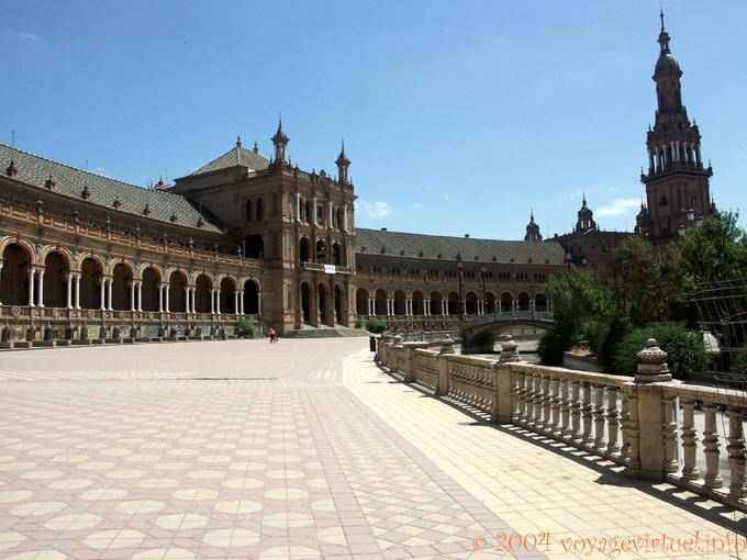 Vista del palacio, mezcla de estilo neogótico y mudéjar, Sevilla Plaza de España - España