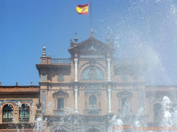 Fuentes en frente del Palacio, Plaza de España, Sevilla - España