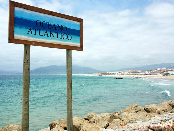 Panel Océano Atlántico en el dique que conduce a la Isla de las Palomas, en Tarifa - España