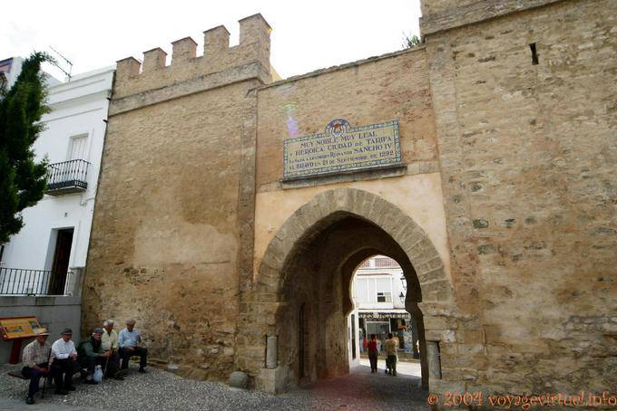 Puerta Sancho IV situado Av. Andalucía con vistas a la calle Jerez, Tarifa - España