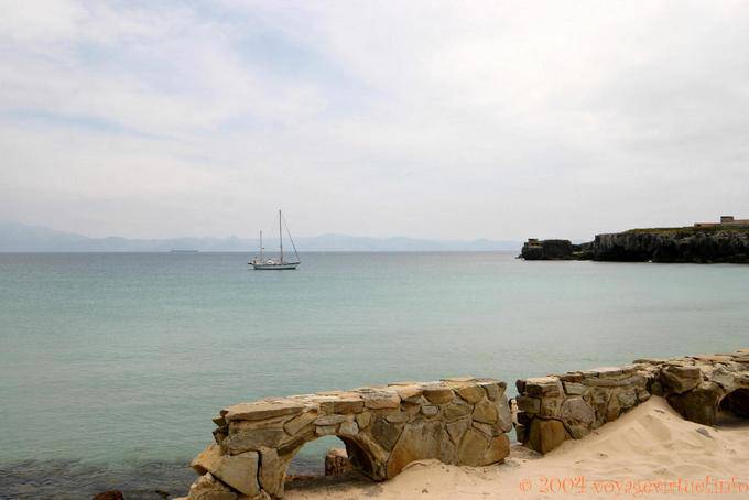 Barco visto desde Avenida Fuerzas Armadas Las Tarifa - España
