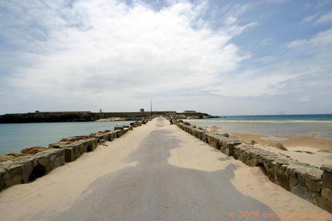 Desplazamiento en coche de la Isla de las Palomas, en Tarifa - España