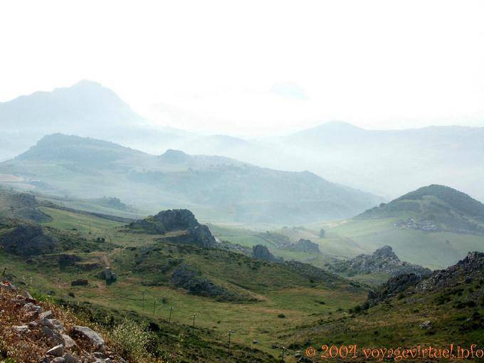 Paisaje brumoso alrededor Torcal de Antequera - España