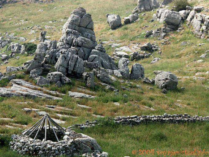 El pozo de piedra, el Paraje Natural Torcal de Antequera - España, Andalucia