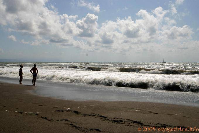 Ondas y bañistas indecisos en la playa de Torremolinos - España