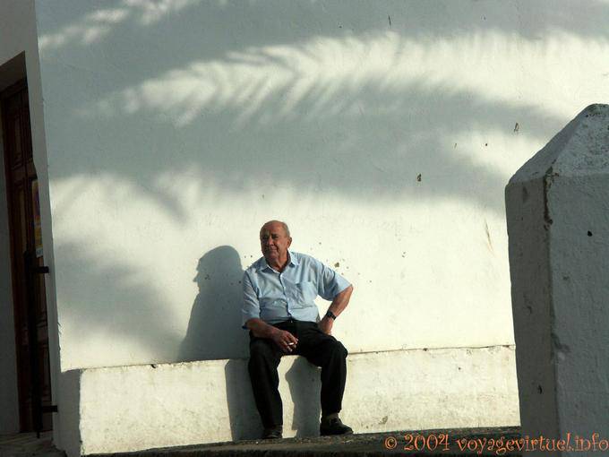 Anciano sentado en un banco, Vejer de la Frontera - España, Andalucia