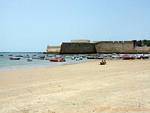 Murallas de la playa Caleta, Cádiz, España.