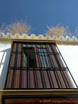 Balcón de madera entre los bares, Carmona, España.