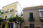 Casas en la esquina de la calle San Pedro y Sancho IV Bravo, Tarifa, España.