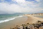 La playa atlántica largo cerca de Tarifa, España.