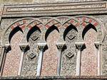 Maravilla del arte musulmán en la Puerta del Baptisterio, Mezquita, Córdoba, España.