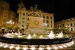 Fuente y estatua en la noche Plaza de las Tendillas, Córdoba, España.