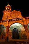Iluminación nocturna de la Iglesia de San Lorenzo, Córdoba, España.