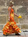 El hermoso vestido naranja de Andalucía, Granada, España.