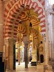 Las columnas con arcos bi-crómico, Mezquita de Córdoba, España.