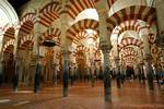 Columnas de mármol bosque subyacente dobles arcadas, Mezquita de Córdoba, España.