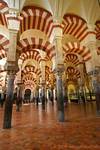 Columnas de mármol Bellas de edificios romanos o visigodos, Mezquita de Córdoba, España.