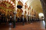 Doble hilera de columnas, Mezquita de Córdoba, España.