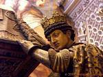 Detalle sobre el ataúd de un rey portador restos de Colón Cristóbal Colón, la Catedral de Sevilla, España.