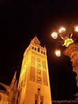 Iluminación nocturna de la Giralda y de la lámpara, la catedral de Sevilla, España.