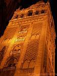 Primer plano de la Giralda iluminada por la noche, la catedral de Sevilla, España.