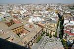 Vista de la Plaza del Triunfo y el Palacio Arzobispal de la parte superior de la Catedral Giralda, Sevilla, España.