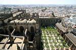 Vista del Patio de los Naranjos y la Puerta del Perdón de la parte superior de la Giralda, Catedral de Sevilla, España.