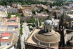 Mira la plaza del Patio Bandera izquierda, Plaza del Triunfo y paredes de la Giralda, Catedral de Sevilla, España.