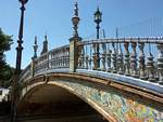 Puente decorado de cerámica sobre un canal, Sevilla Plaza de España, España.