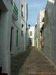 Calle empedrada de Vejer de la Frontera, España.