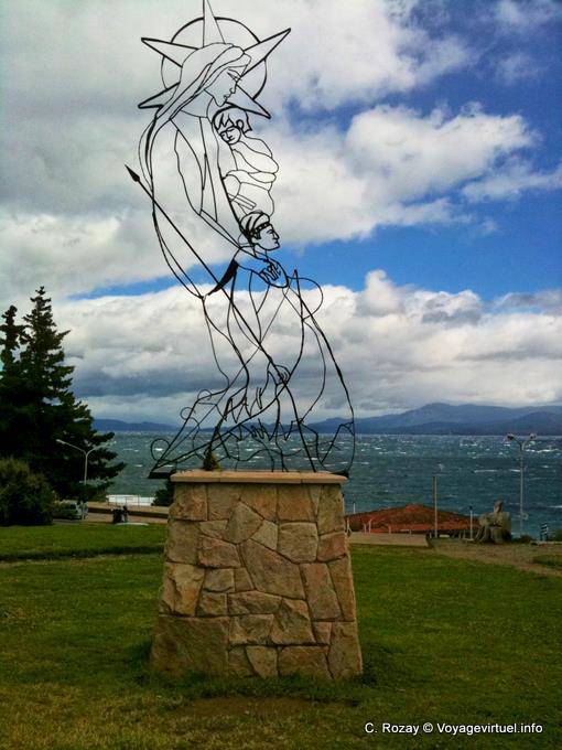 Virgen y niño en frente del lago Nahuel Huapi, Bariloche - Argentina