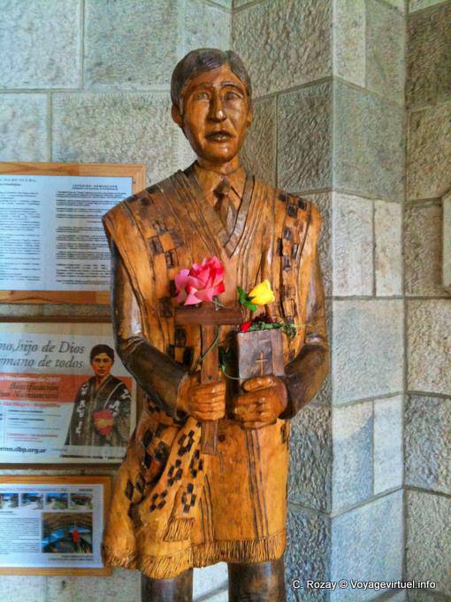 Estatua en la entrada de la Catedral, Bariloche - Argentina
